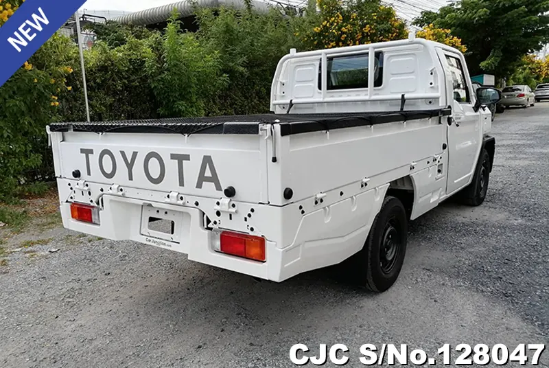 Toyota Hilux in White for Sale Image 2