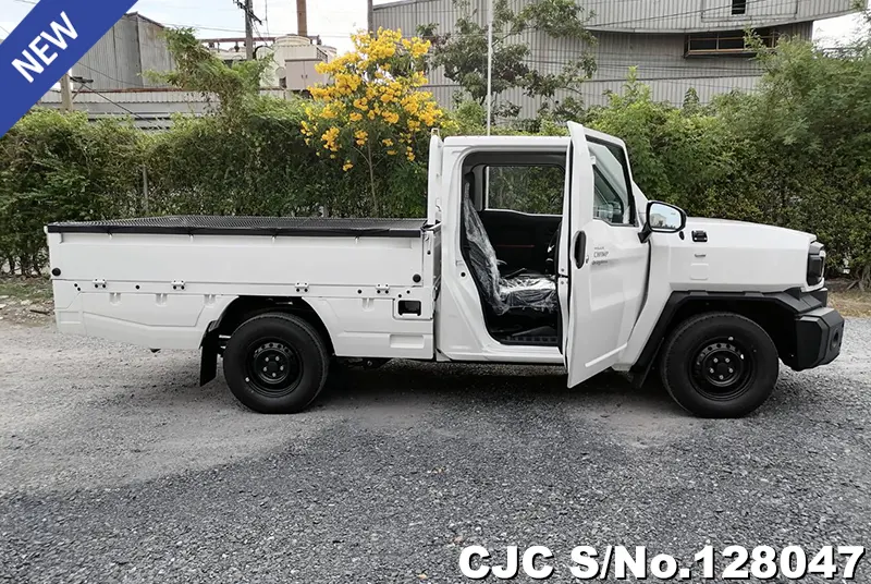 Toyota Hilux in White for Sale Image 8