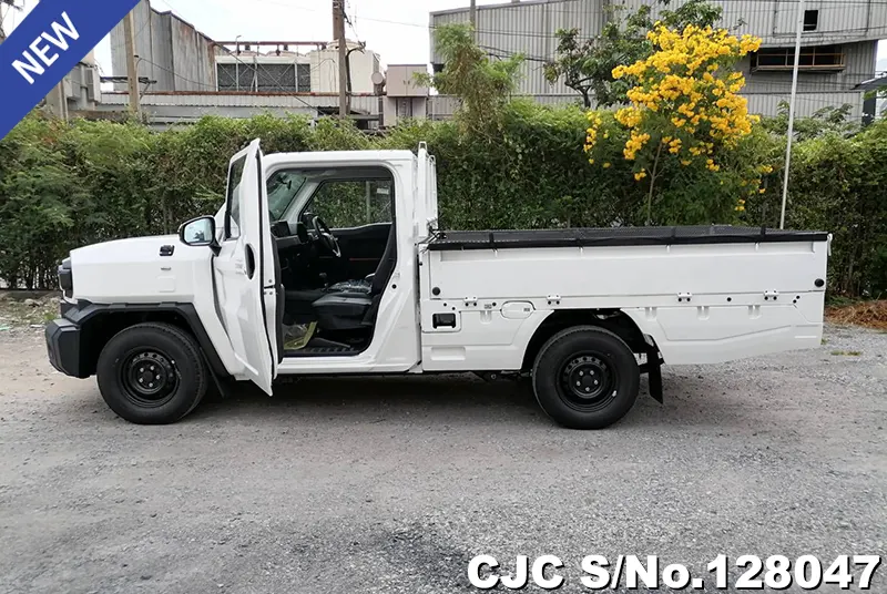 Toyota Hilux in White for Sale Image 9
