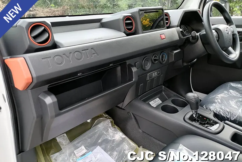 Toyota Hilux in White for Sale Image 11