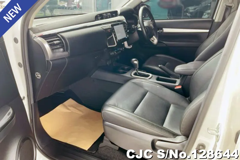 Toyota Hilux in White for Sale Image 9