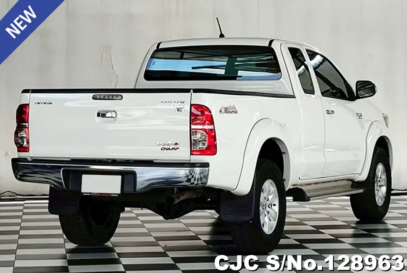 Toyota Hilux in White for Sale Image 1