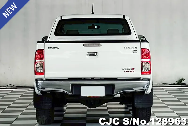 Toyota Hilux in White for Sale Image 3