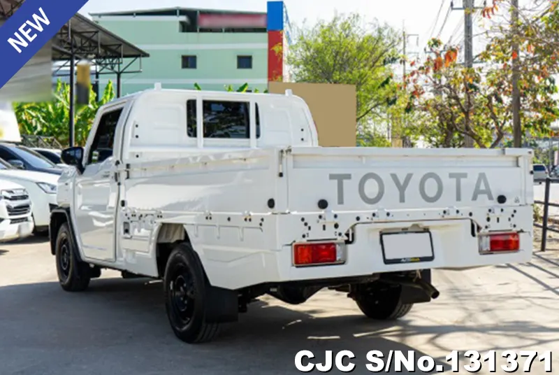 Toyota Hilux in White for Sale Image 1