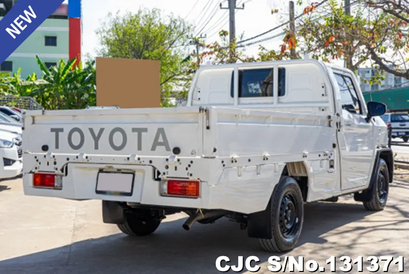 Toyota Hilux in White for Sale Image 2