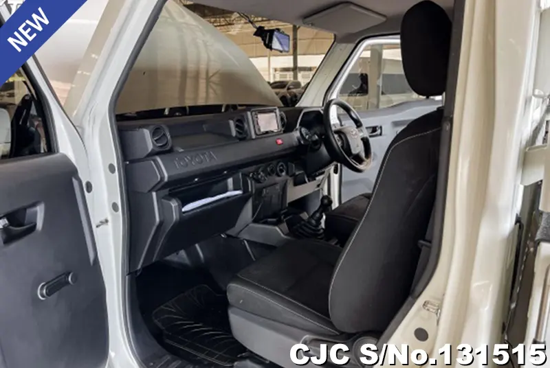 Toyota Hilux in White for Sale Image 8