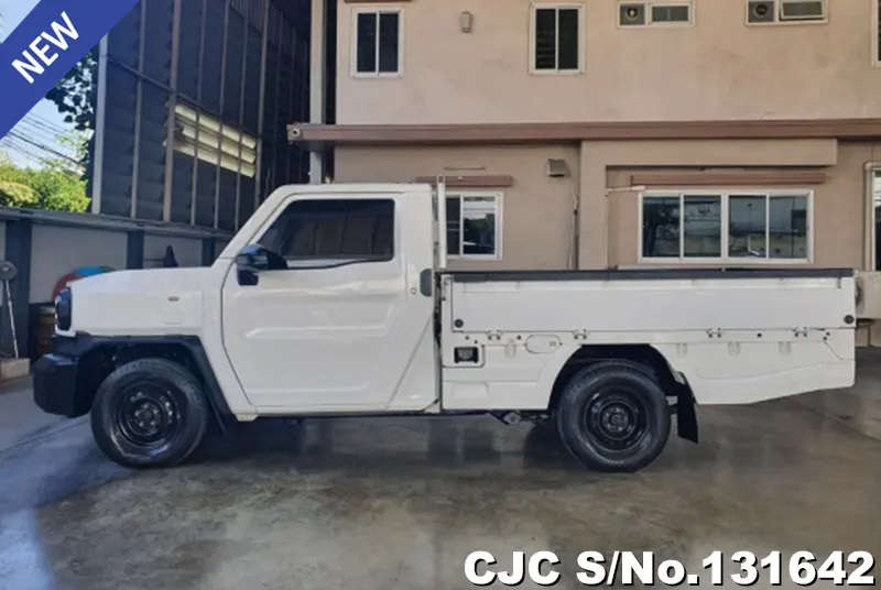 Toyota Hilux in White for Sale Image 7