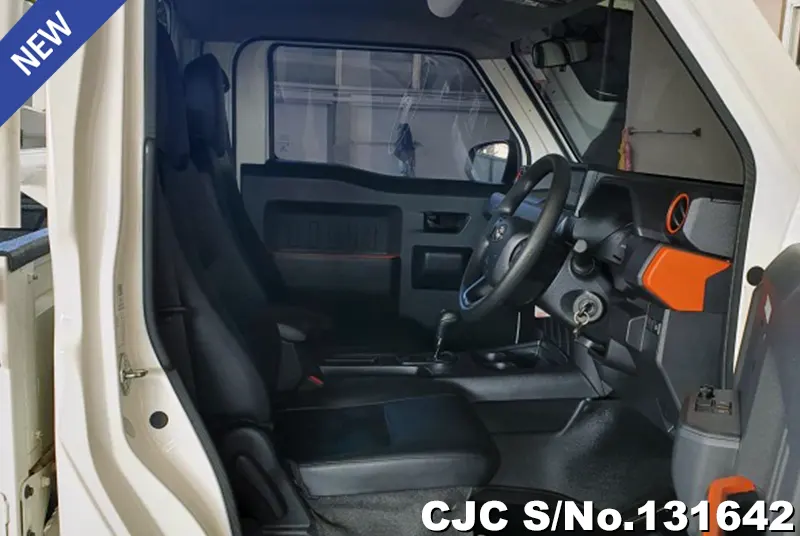 Toyota Hilux in White for Sale Image 9