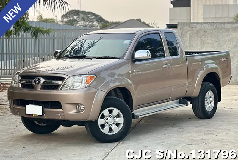 Toyota Hilux in Gold for Sale Image 3
