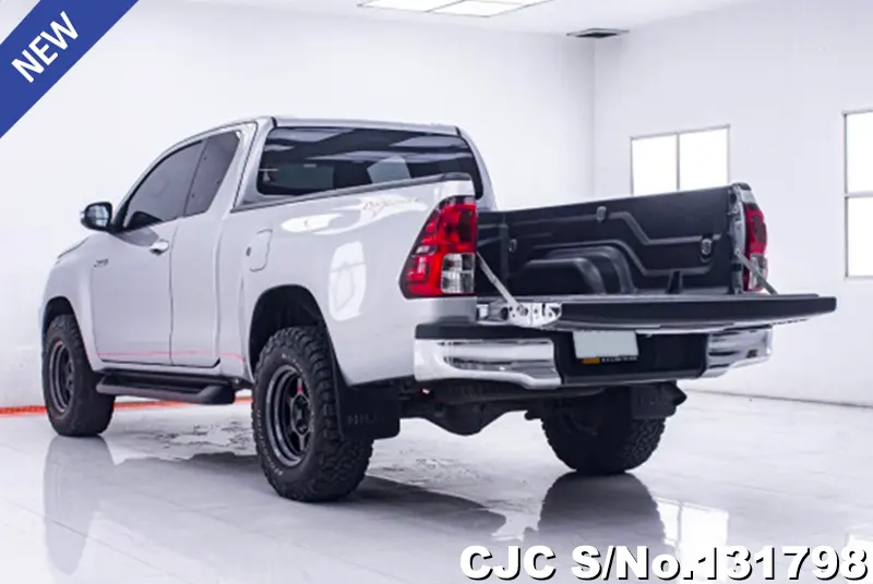Toyota Hilux in Gray for Sale Image 5