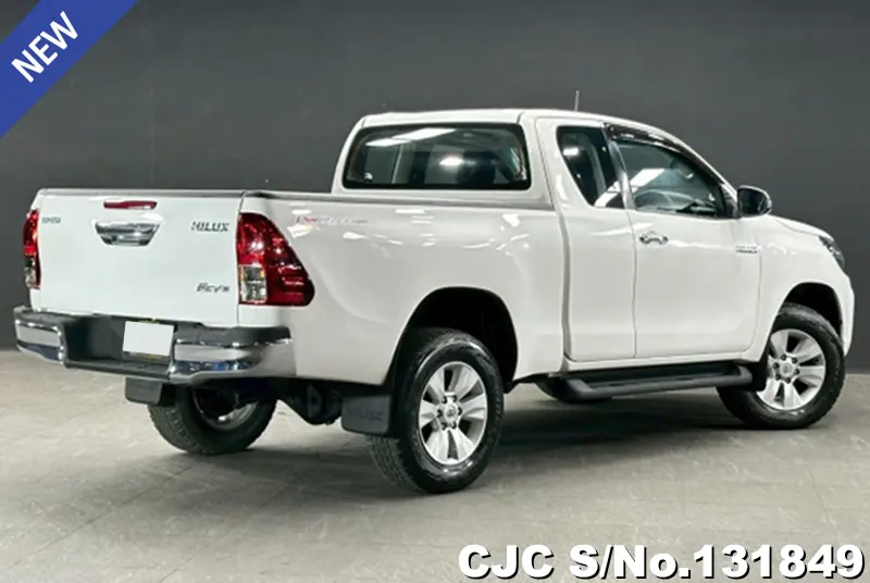 Toyota Hilux in White for Sale Image 2