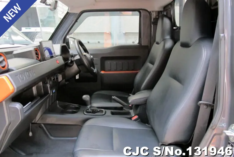 Toyota Hilux in Gray for Sale Image 8