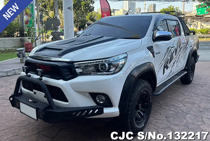 Toyota Hilux in White for Sale Image 3