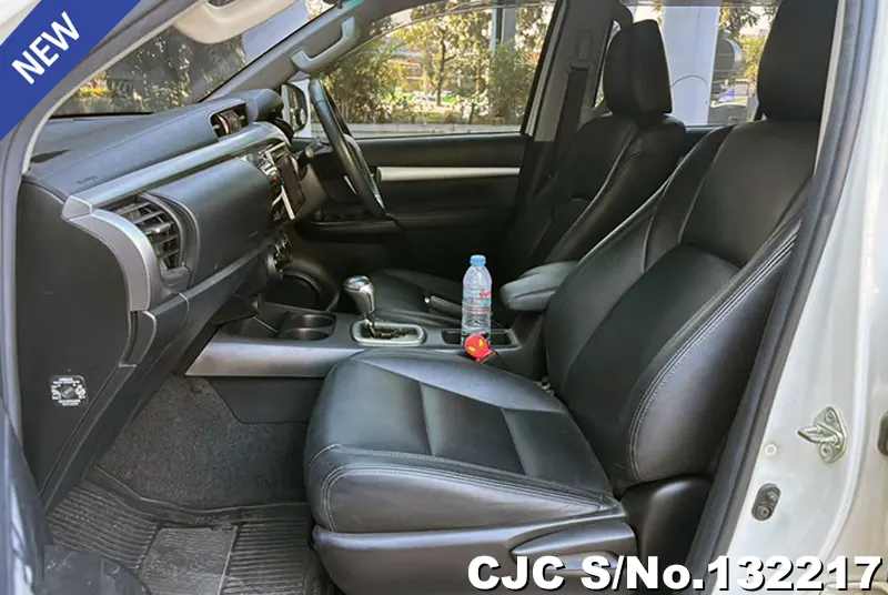 Toyota Hilux in White for Sale Image 8