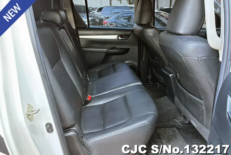 Toyota Hilux in White for Sale Image 9