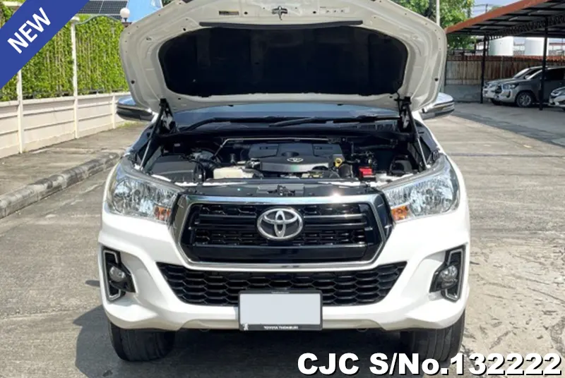 Toyota Hilux in White for Sale Image 8