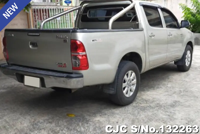 Toyota Hilux in Silver for Sale Image 2