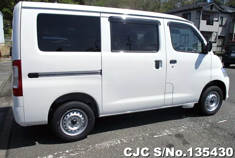 Toyota Townace in White for Sale Image 2