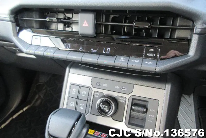 Toyota Hilux in White for Sale Image 10