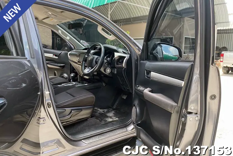 Toyota Hilux in Gray for Sale Image 7
