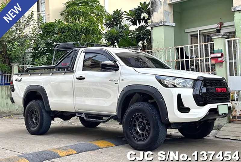 Toyota Hilux in White for Sale Image 0
